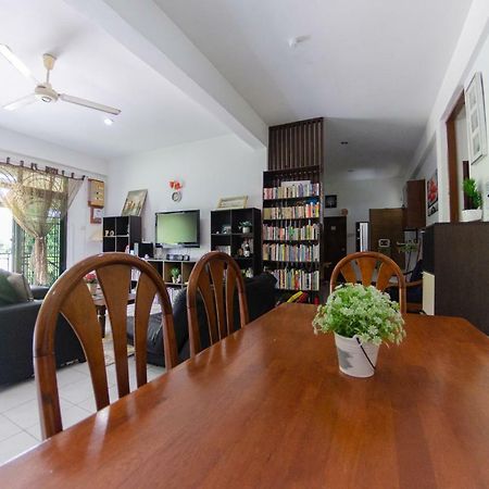 Poni Homestay Muara Exteriér fotografie