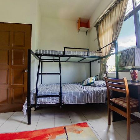 Poni Homestay Muara Exteriér fotografie