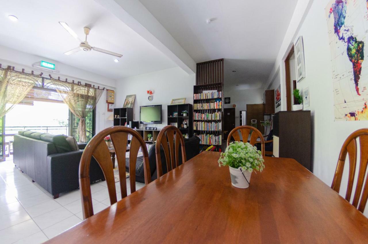 Poni Homestay Muara Exteriér fotografie