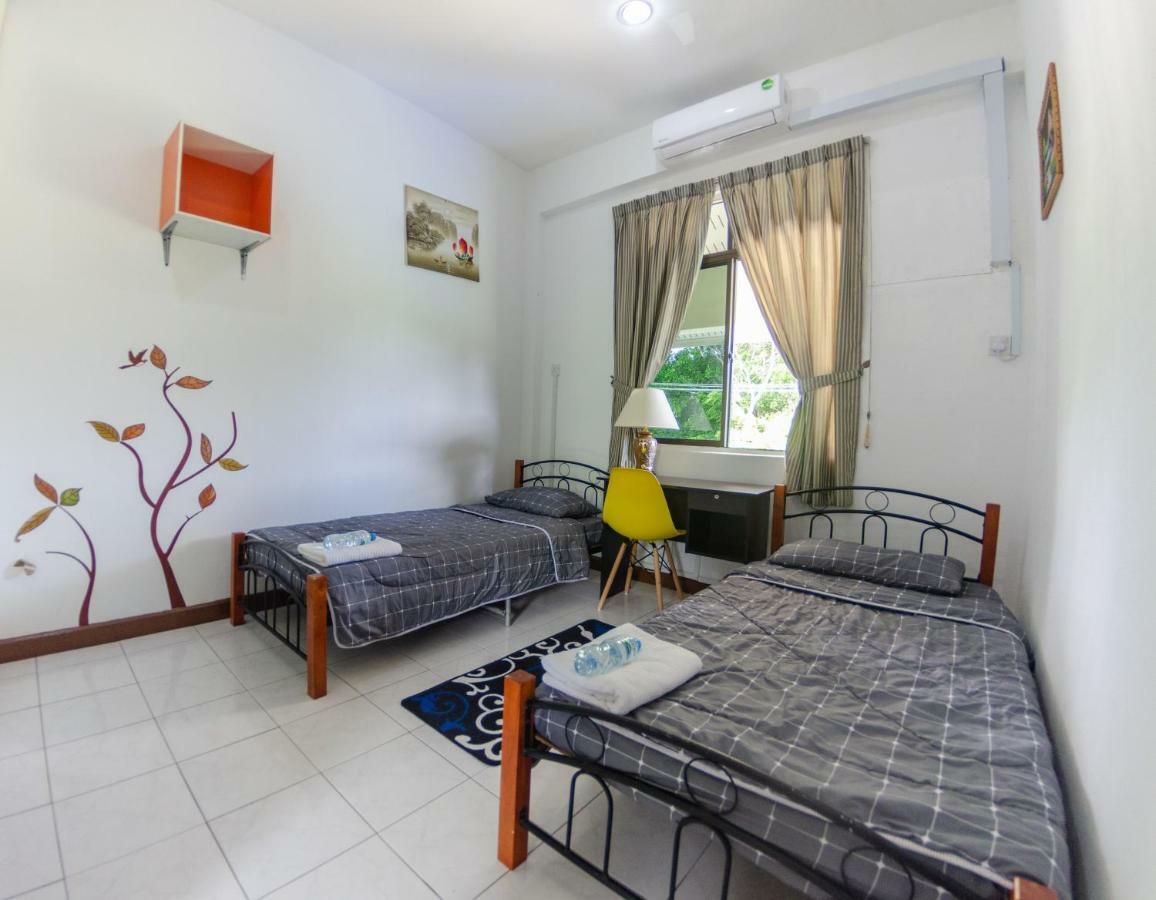 Poni Homestay Muara Exteriér fotografie