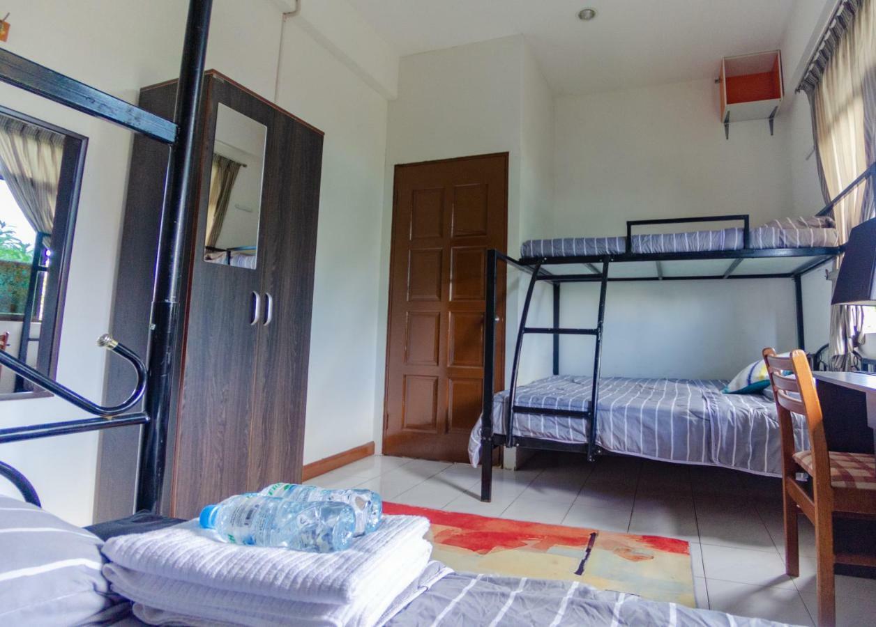 Poni Homestay Muara Exteriér fotografie