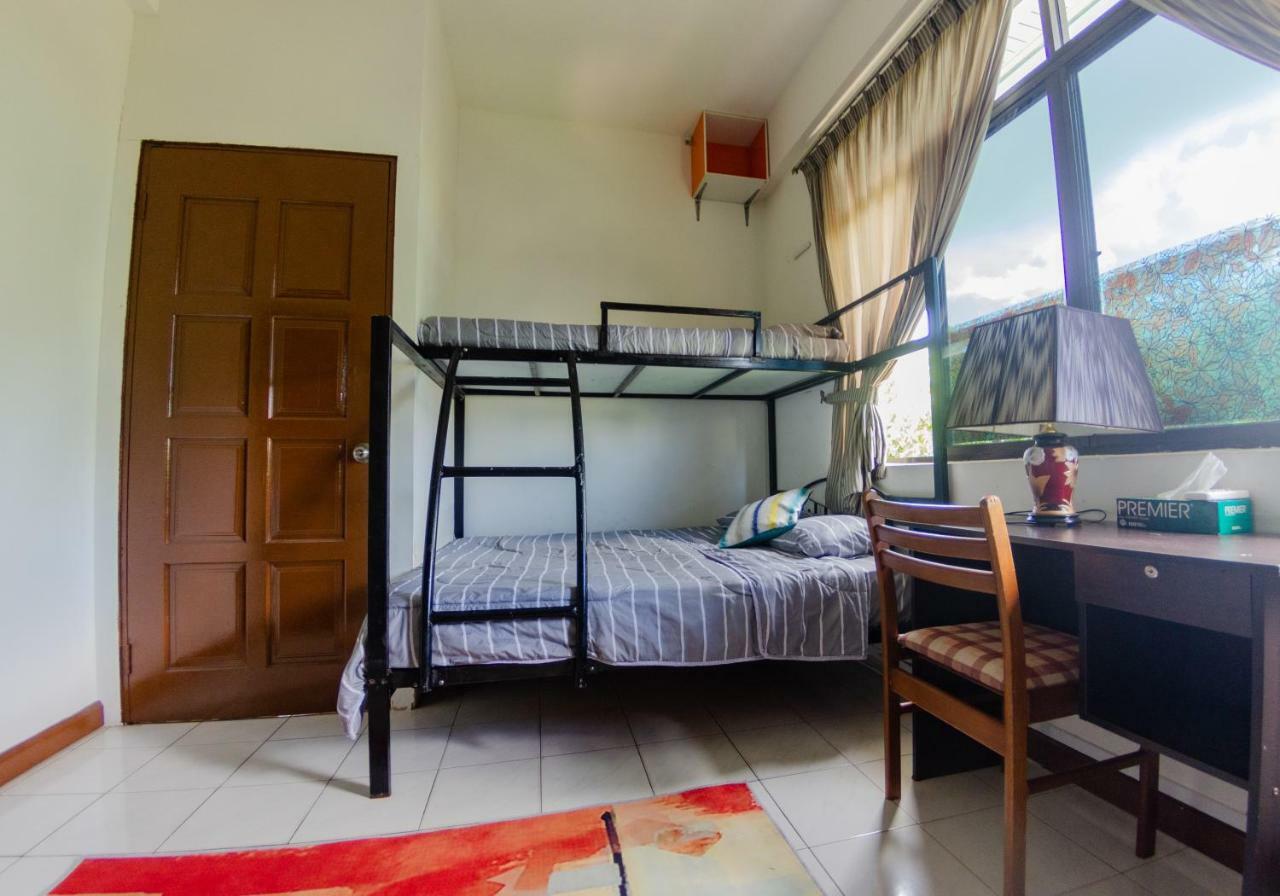Poni Homestay Muara Exteriér fotografie
