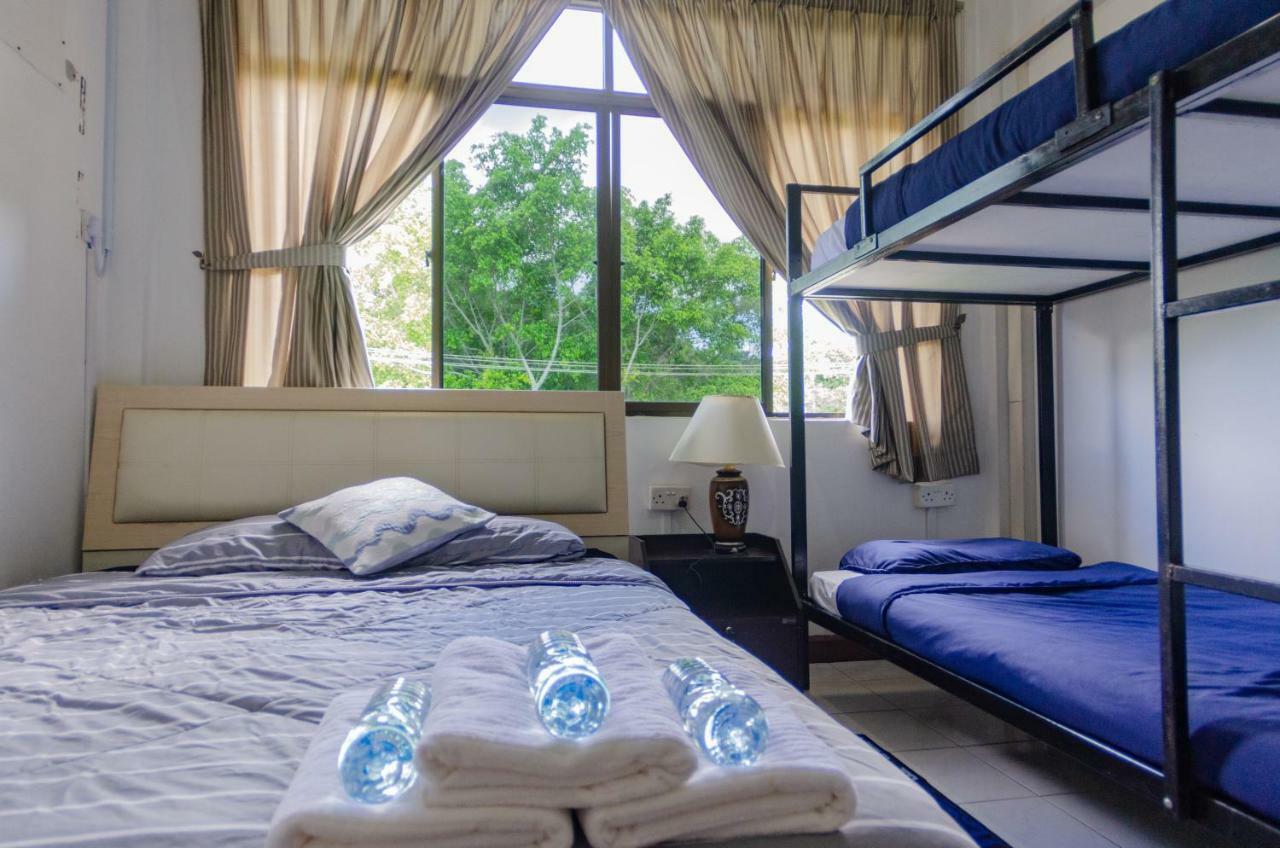 Poni Homestay Muara Exteriér fotografie
